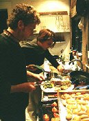 Sibylle Pasche und Dettmar tom Dieck beim Vorbereiten der K&ouml;stlichkeiten
